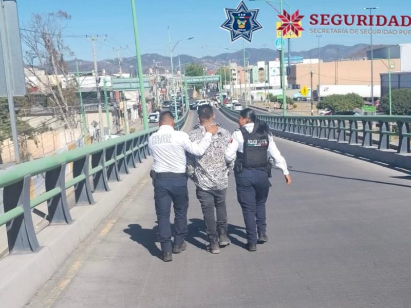 Joven intenta arrojarse de un puente en Pachuca