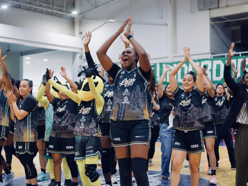 Las Abejas de León en uno de sus dos triunfos de la Liga. Foto: Abejas de León Femenil Oficial.