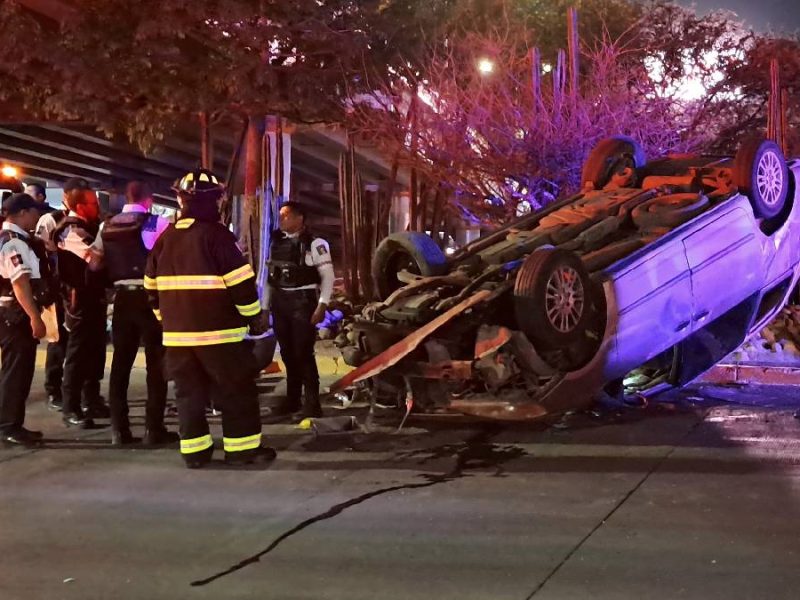 Vuelca joven en camioneta en el Libramiento Morelos en León