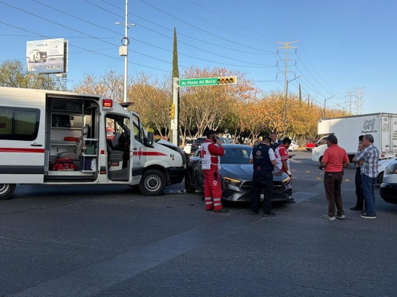 Ambulancia de Cruz Roja choca contra auto Mercedes-Benz en Paseo del Moral