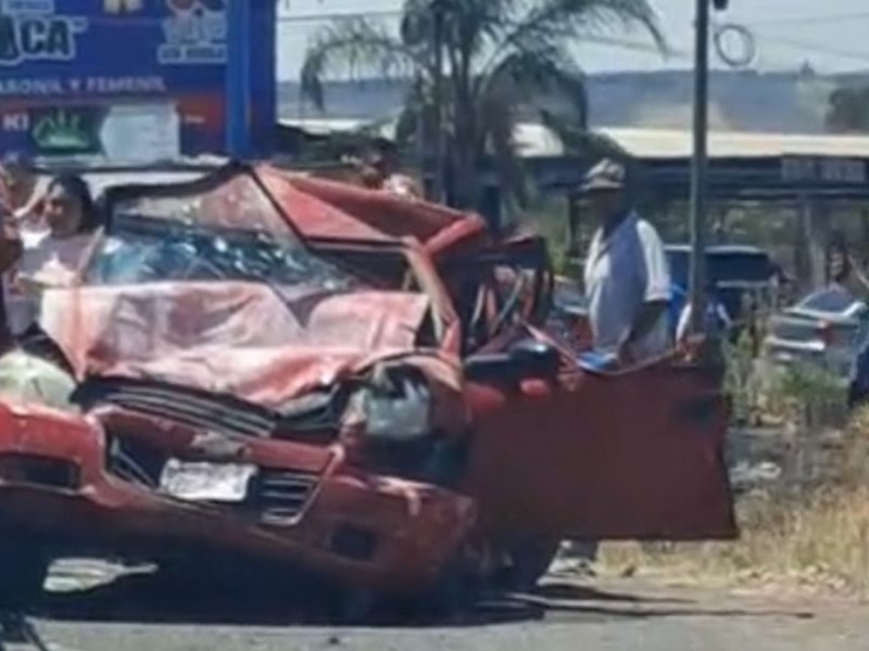 Carambola en Pénjamo entre cinco vehículos deja tres lesionados y caos vial