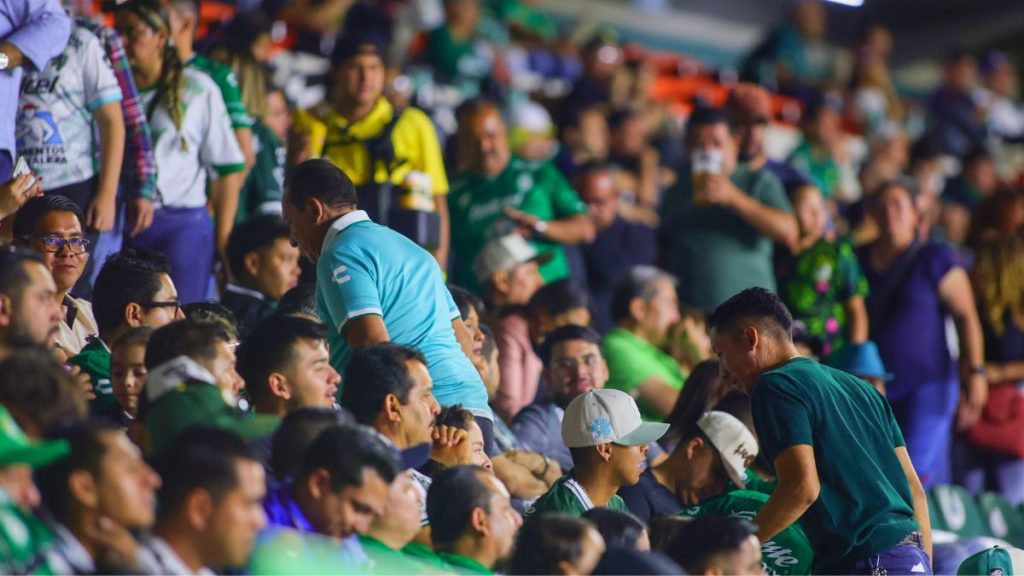 Aficionados del León salen del estadio antes del final del juego Vs Xolos. MexSport.