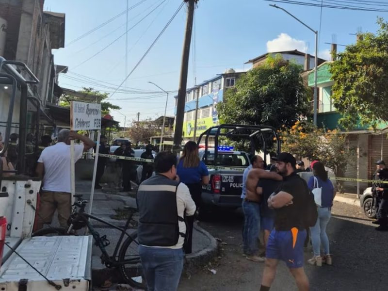 Alumno mata a dos maestras de prepa con fusil de asalto frente a sus compañeros en Michoacán