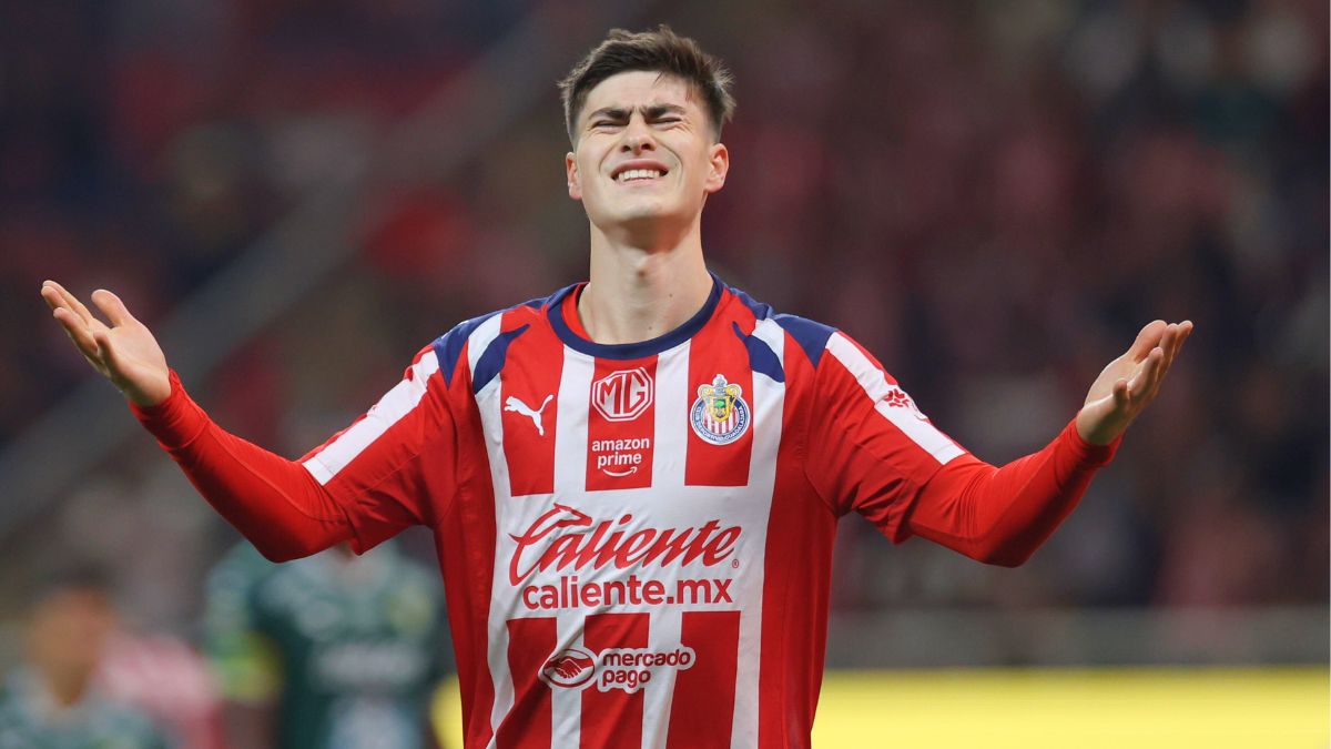 Armando González celebra el tercero de Chivas sobre León. MexSport.