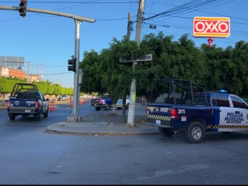 Matan a joven afuera de Oxxo del bulevar Posadas Ocampo en Salvatierra; sicarios iban encapuchados