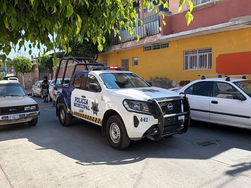 Juan fue atacado a balazos frente a su familia en la León 1; lo llevan grave a un hospital