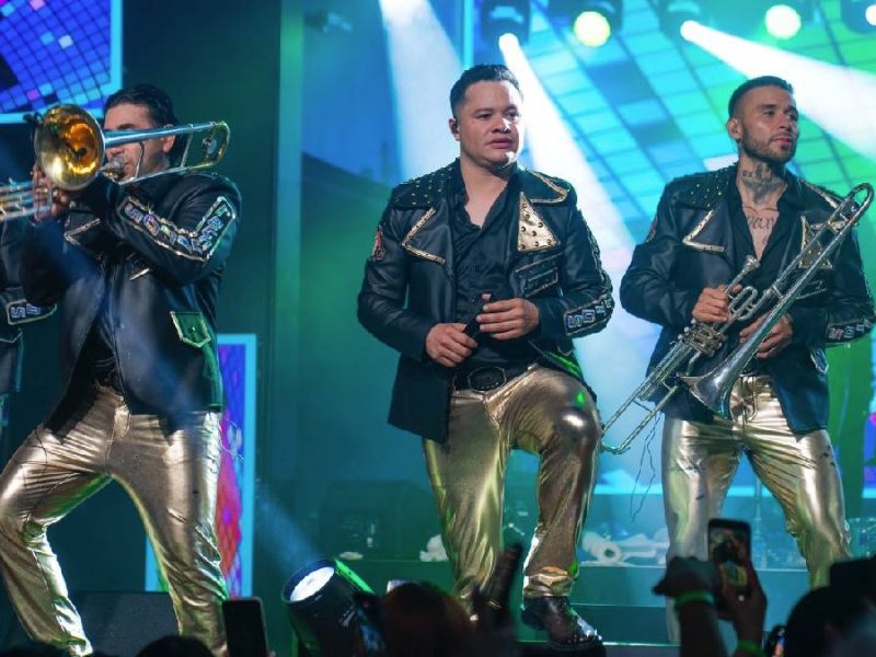 Acusan a vocalista de Banda Los Recoditos de violentar a su esposa y lo suspenden de la agrupación