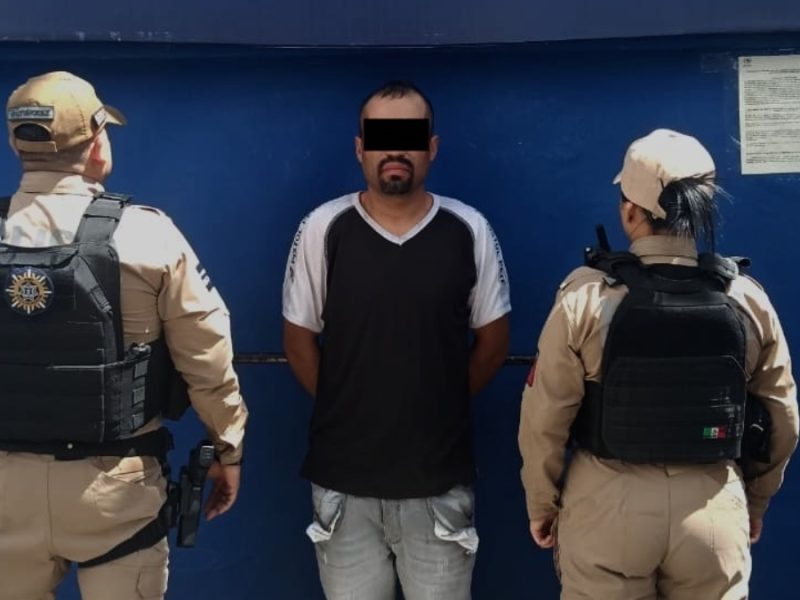 Cae hombre con dos armas de fuego y más de 11 mil pesos mientras bebía en comunidad de la Capital