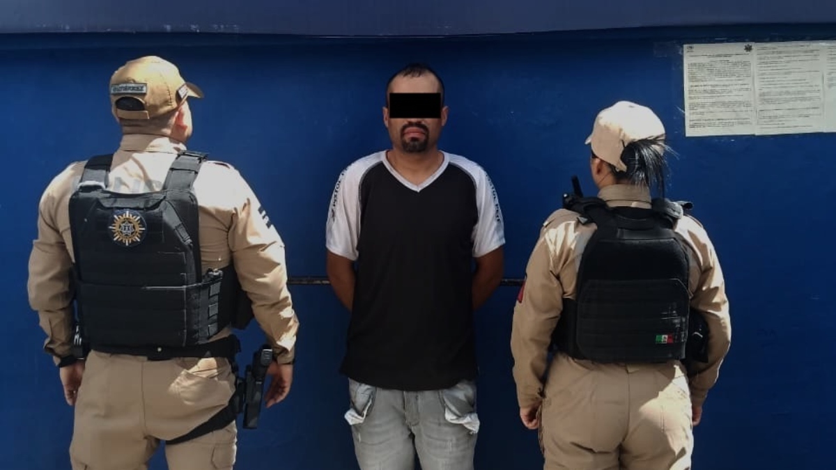 Cae hombre con armas de fuego