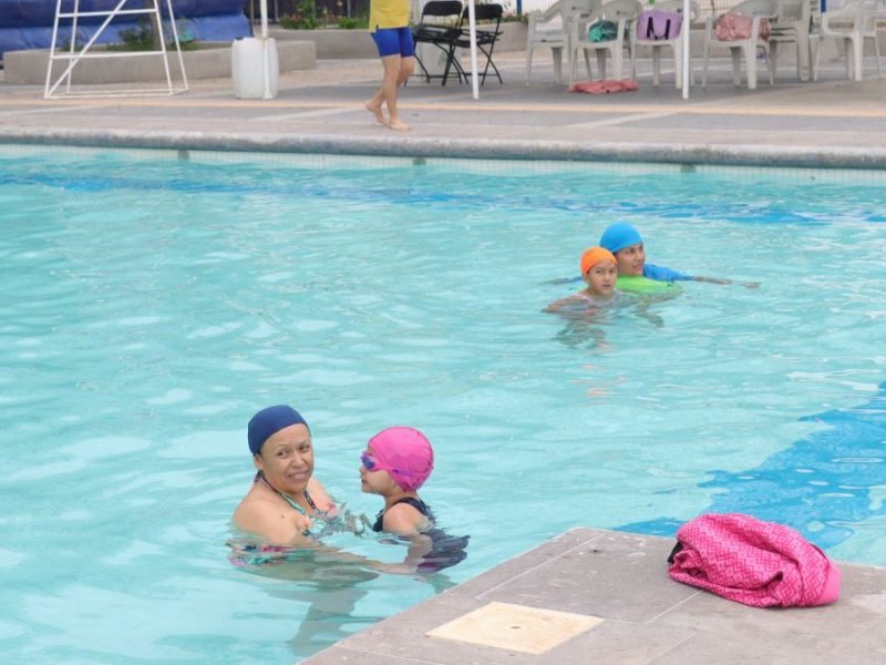Poca afluencia de personas en el primer día del acceso gratuito en el Centro Acuático Ángel Camacho