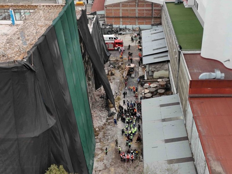 Quedan atrapadas tres personas tras colapso de parte de estructura de un edificio en CDMX