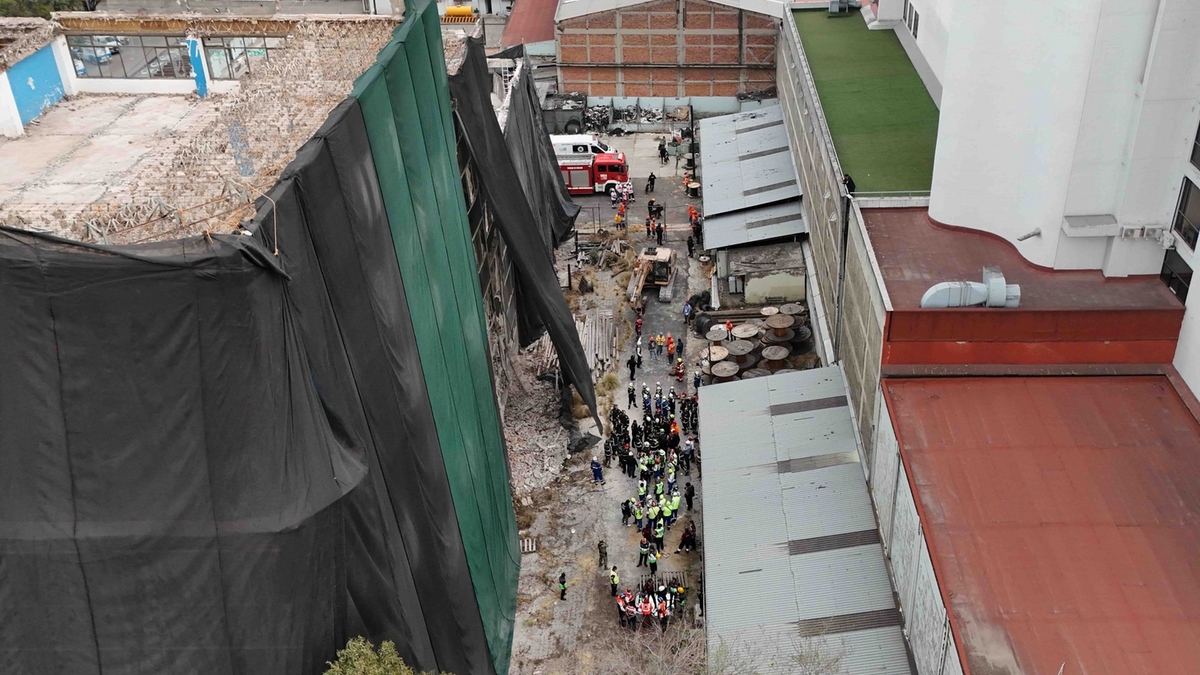 Colapsa estructura de edificio en CDMX