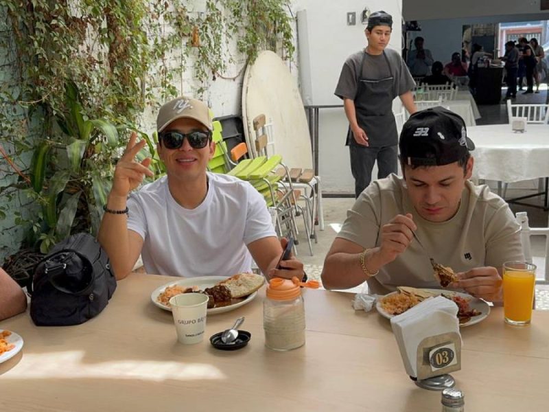 Así fue la convivencia de La Arrolladora Banda El Limón con fans de Irapuato y su amiga ‘Chucky’