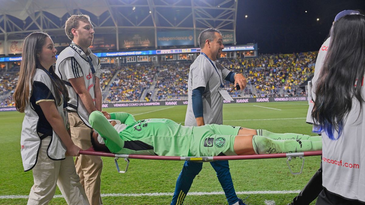 Luis Ángel Malagón es sacado en camilla durante el juego del América en Filadelfia. MexSport.
