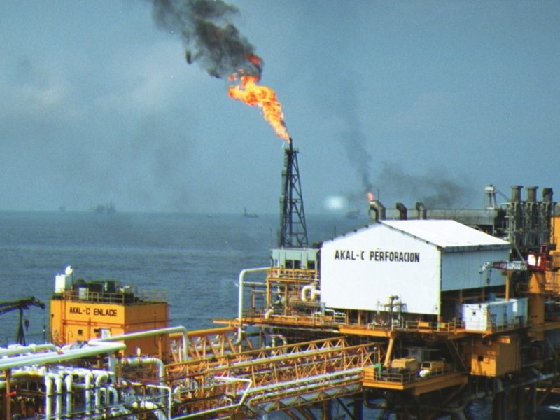 Repuntan precios del dólar y crudo ante tensión por guerra en Medio Oriente