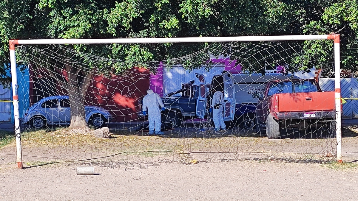 Cuerpo de mujer envuelto en cobija