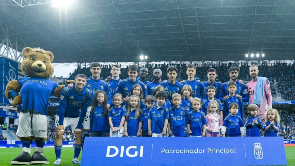 Real Oviedo en su partido ante Valencia. Foto: Real Oviedo Oficial.