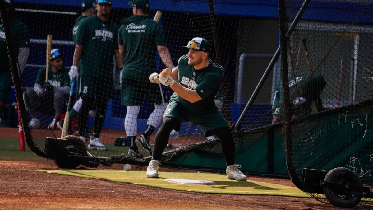 Connor Panas, refuerzo de los Bravos de León para el 2026, practicando toques de pelota. Foto: Cortesía Club de Beisbol Bravos de León.