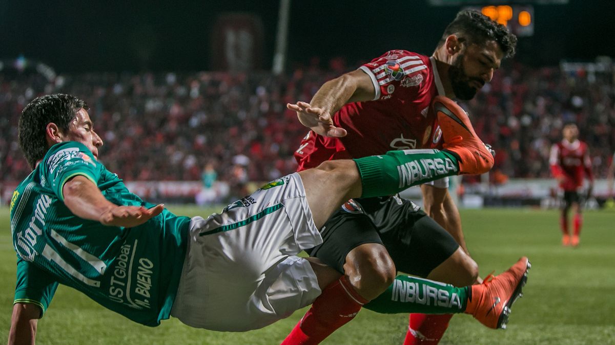 Javier Gandolfi en una pelota disputada contra León. Foto: Mexsport.