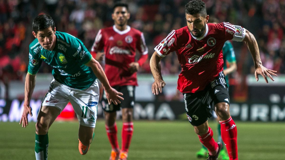 Javier Gandolfi peleando un esferico contra el Club León. Foto: Mexsport.