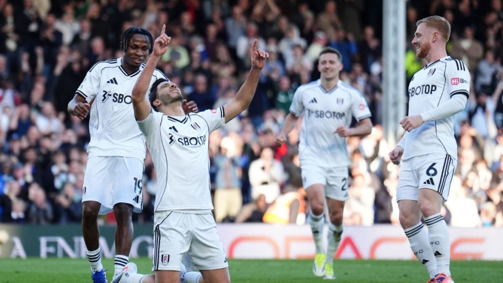 Raúl Jiménez celebra el emotivo gol. Foto: Agencia AP.