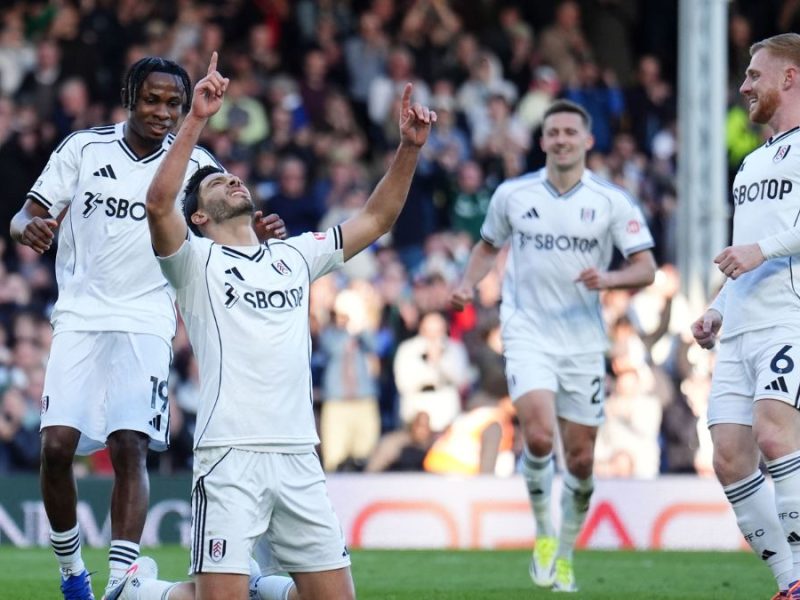 Raúl Jiménez anota emotivo gol con dedicatoria a su padre