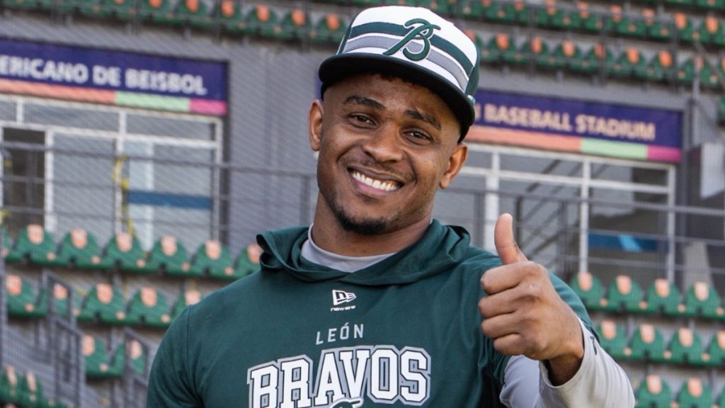 Magneuris Sierra con los Bravos de León. Foto: Bravos de León Oficial.