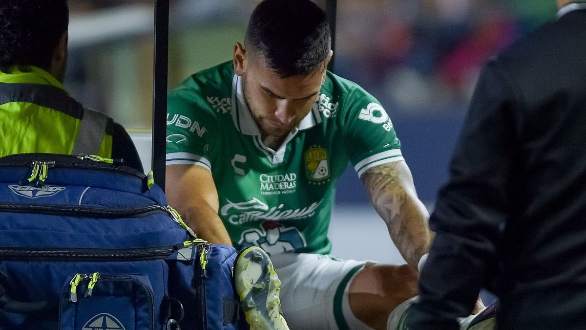 Sebastián Vegas, del Club León, saliendo del campo del San Luis. Foto: Mexsport.