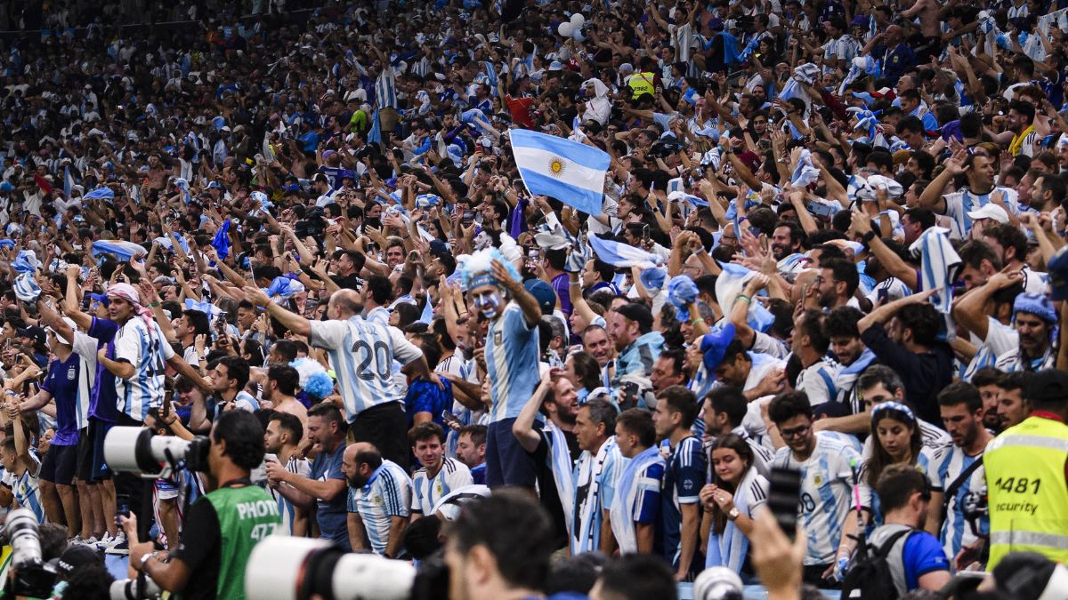 Aficionados de Argentina en el Estadio Lusail durante la final de Qatar 2022. Foto: Mexsport.