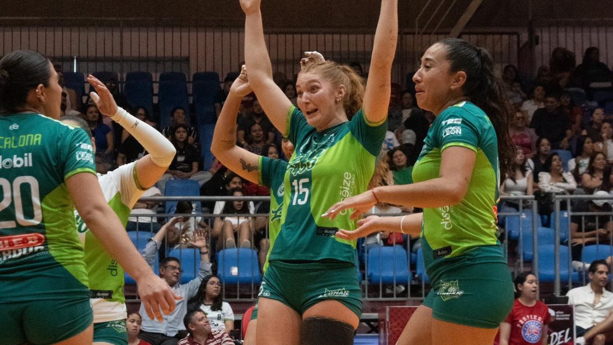 Leonas celebrando su victoria en Irapuato. Foto: Leonas Voleibol.