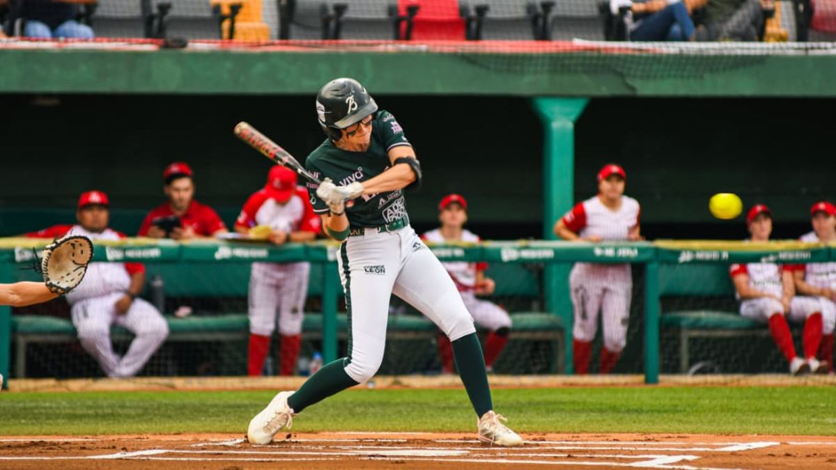 Makena Brocki bateando en Veracruz. Foto: El Águila Softbol.
