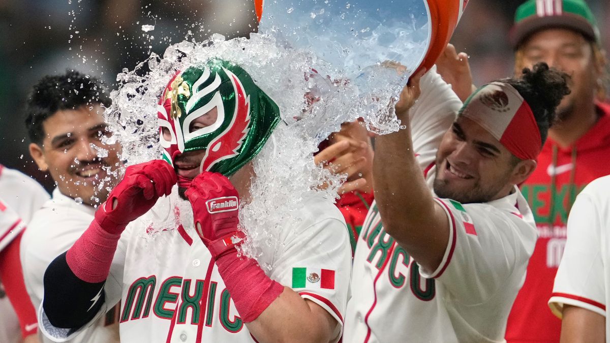 México celebrando uno de sus más de dos jonrones. Foto: Agencia AP.