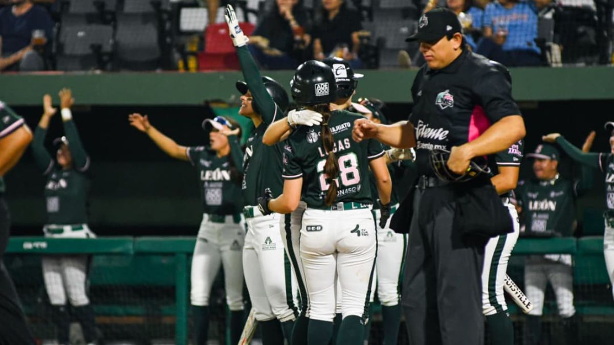 Bravas de León en su última serie en Veracruz. Foto: El Águila Softbol.