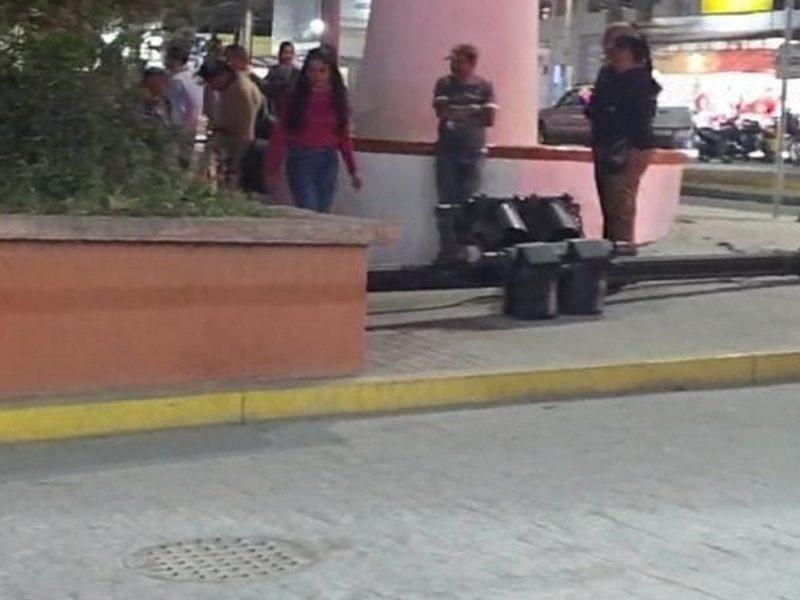 Ebrio causa accidente en Dolores Hidalgo, atropella a mujer y derriba semáforos
