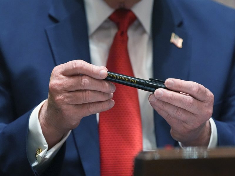 Wall Street sufre peor día desde inicio de guerra en Medio Oriente y Trump alardea sobre plumones