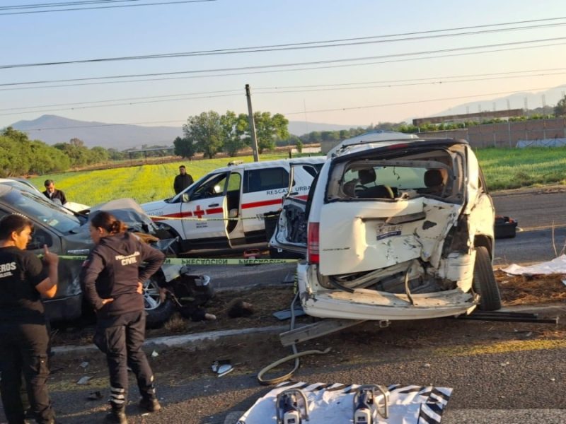 Muere mujer prensada en choque múltiple en carretera a Salvatierra; hay dos heridos graves