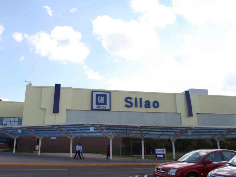 Aplazan huelga en General Motors Silao para el 15 de abril; revisan acuerdo salarial