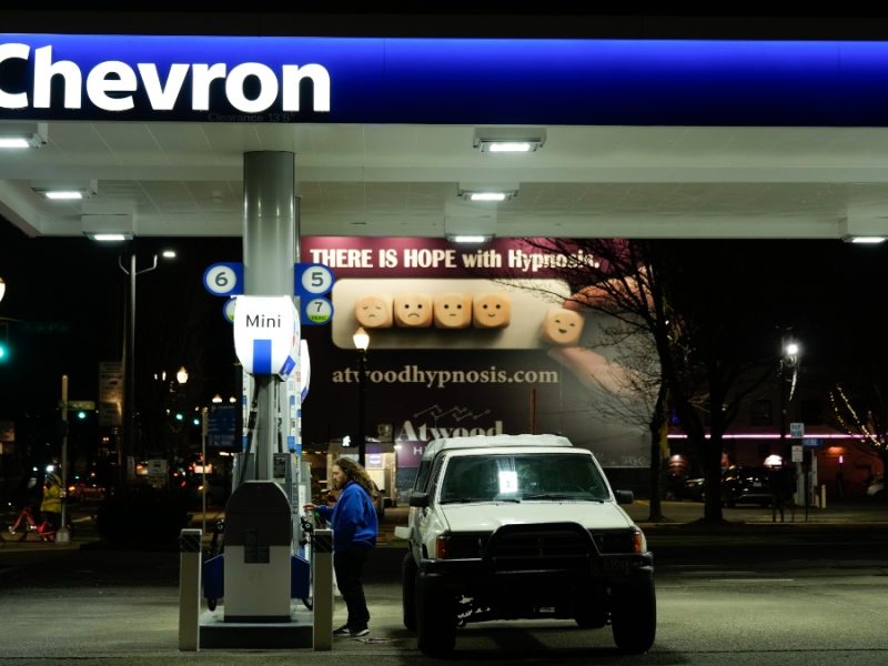 Le cuesta a EU 900 millones de dólares al día la guerra contra Irán; la gasolina ya sube a diario