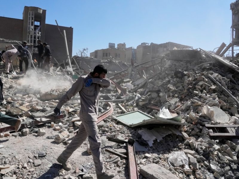 Costos de guerra en Irán: Van 787 muertos, caen mercados en EU y sube más el petróleo