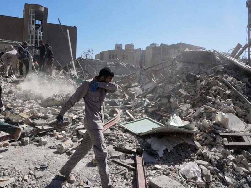 Desploma guerra en Medio Oriente a mercados asiáticos y petróleo sube; explosiones estremecen a Teherán