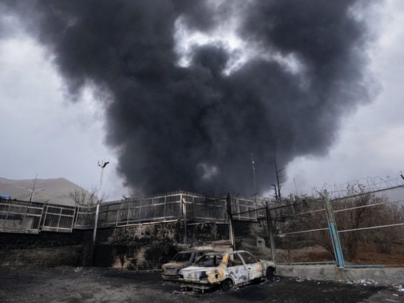 Trump dice que líder iraní necesita su aprobación ‘si quiere durar’; Israel mata a nuevo jefe militar