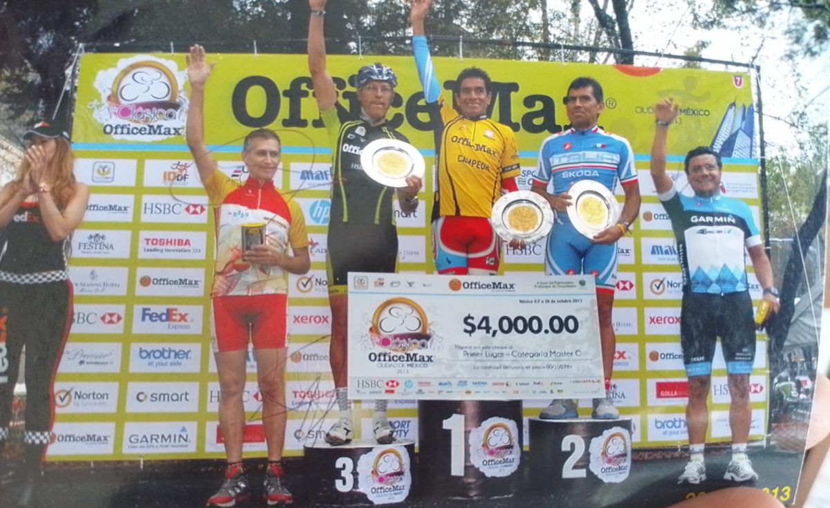 Hilarión Sánchez (centro), leyenda del ciclismo de León. Cortesía Comude León.