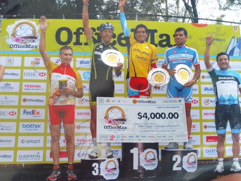 Hilarión Sánchez (centro), leyenda del ciclismo de León. Cortesía Comude León.