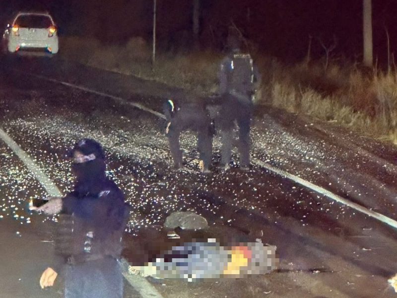 Sin casco, muere motociclista al derrapar en la carretera de Salamanca a Valle de Santiago