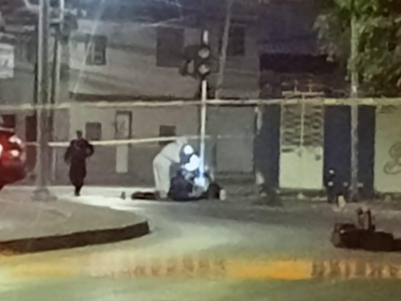 Fallece pareja al instante tras chocar su moto contra poste en el Torres Landa de Irapuato
