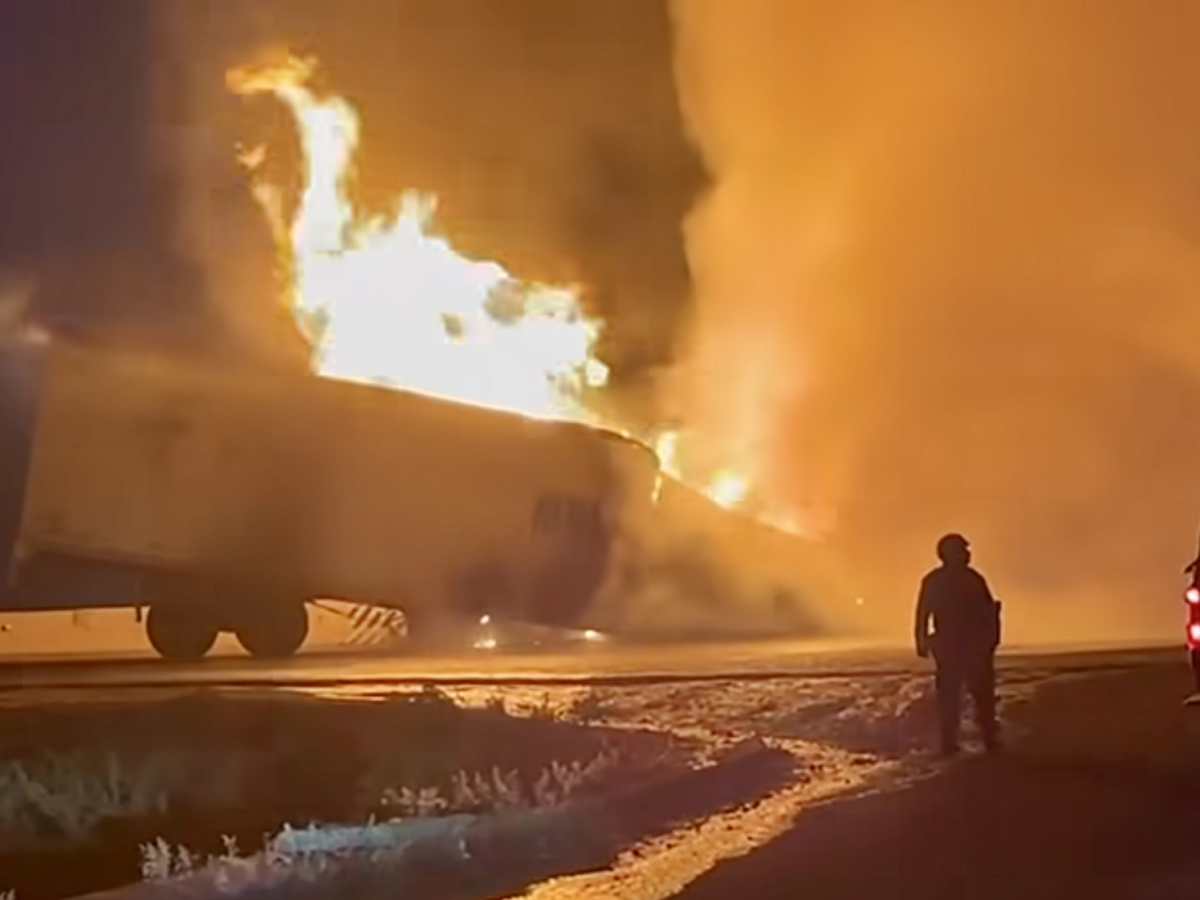 Tráiler incendiado colapsa la carretera Pénjamo-La Piedad; chofer reacciona y se salva