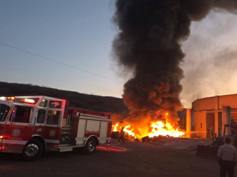 A punto de arder el Auditorio Municipal de Yuriria por fuerte incendio en depósito de llantas
