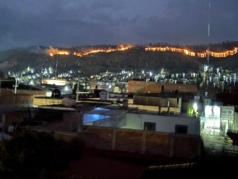 Arde el Cerro del Toro en Acámbaro; fuego sigue activo y se avista desde varios puntos de la ciudad