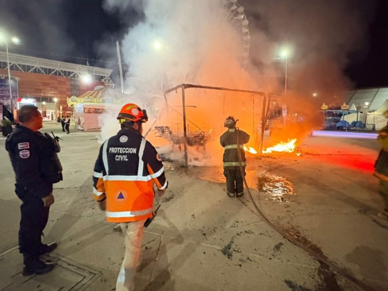 Se incendia puesto de dinosaurios montables en la Feria de las Fresas; no hay heridos