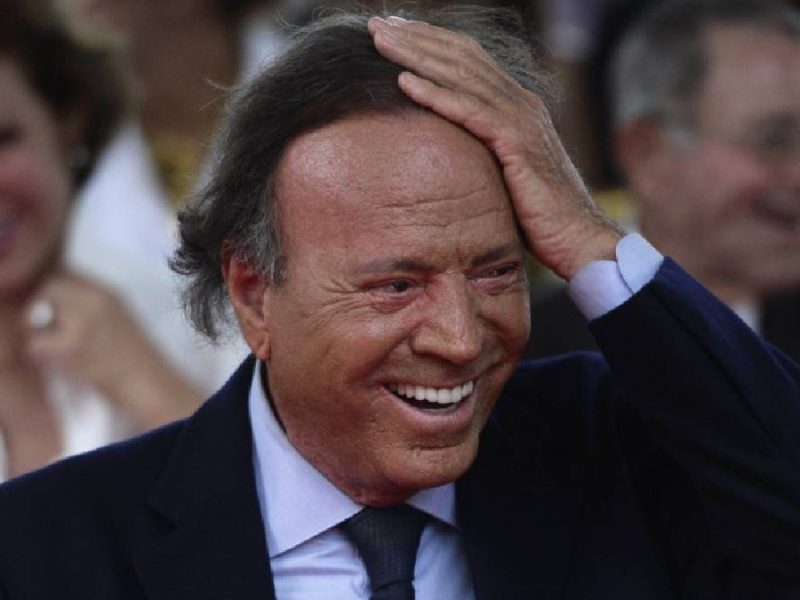 Demanda Julio Iglesias a diario español por reportaje sobre agresiones a exempleadas